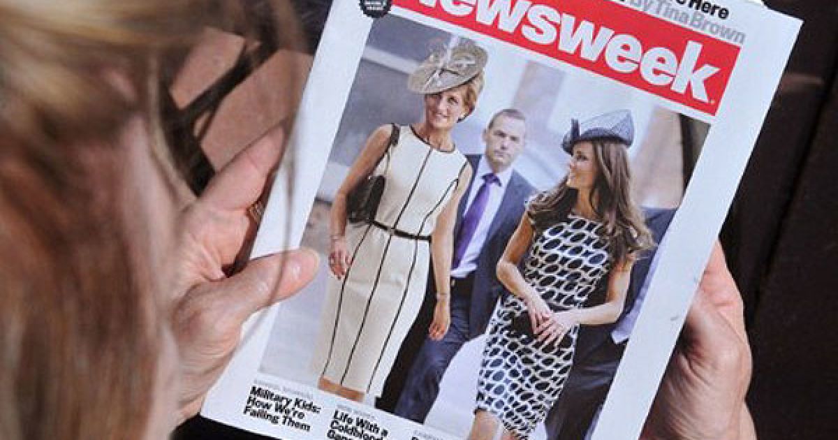 США, Вашингтон. Читач роздивляється журнал Newsweek, на обкладинці якого опублікували комп'ютерне зображення принцеси Діани та з Кейт Міддлтон, на якому спробували відтворити, як могла б виглядати принцеса Діана, якби їй виповнилося 50 років 1 липня 2011 року. / © AFP