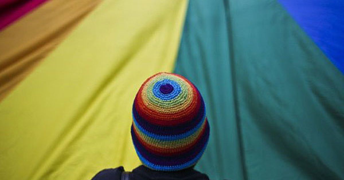 Португалія, Лісабон. Активіст бере участь у гей-параді в Лісабоні. Геї та лесбіянки у всьому світі відзначили Christopher Street Day, на честь якого вони провели десятки гей-парадів по всьому світу. / © AFP