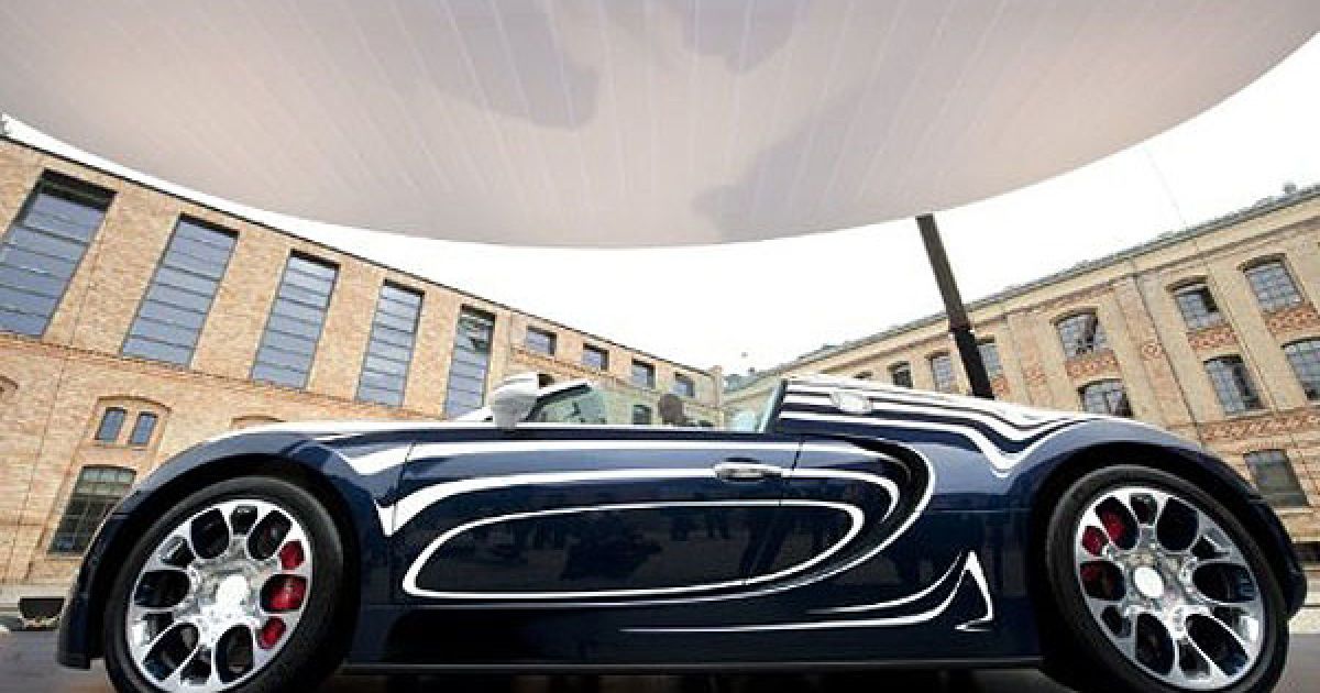 Ексклюзивний Bugatti Veyron, пофарбований у темно-синій колір з білим візерунком / © AFP