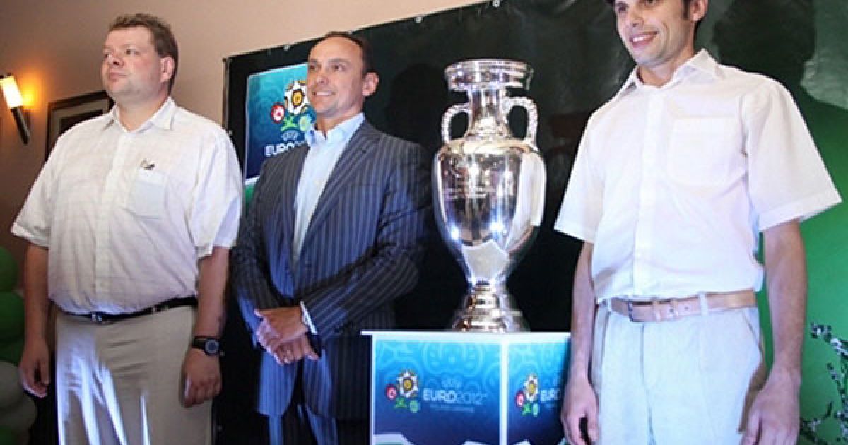 У Львові відбулась презентація головного трофею чемпіонату Європи з футболу Євро-2012 &mdash; Кубка УЄФА / © zik.com.ua