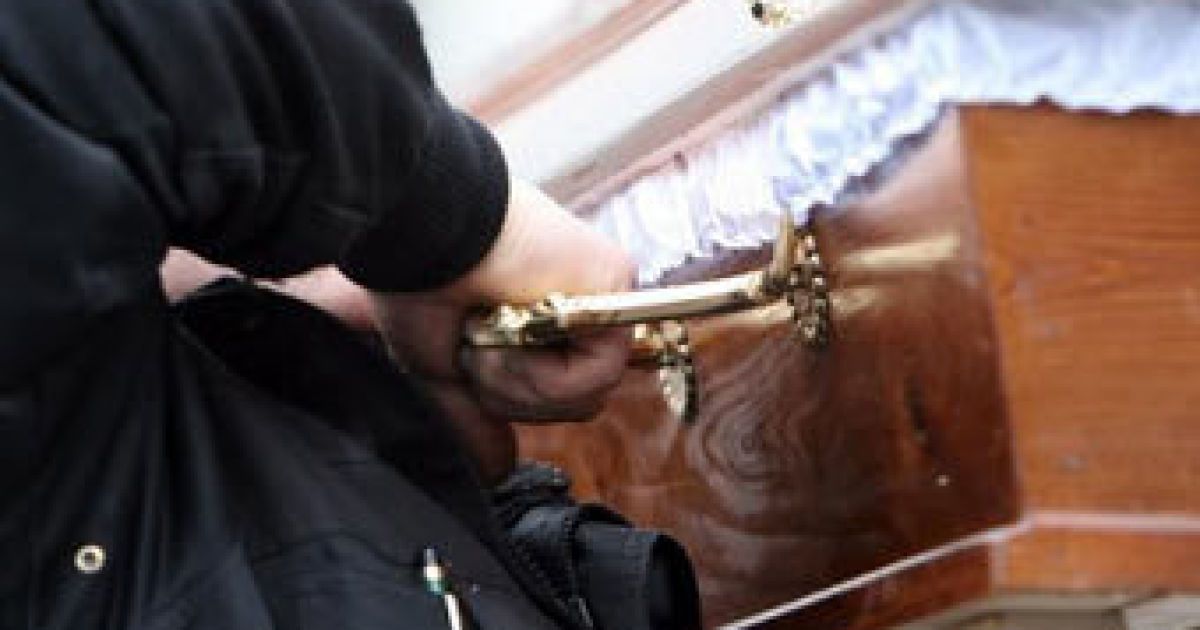 На дорогах Литви з'являться машини з трунами на дахах