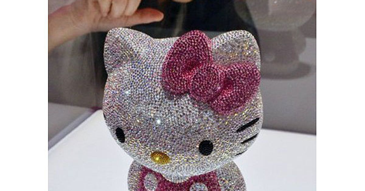 Японія, Токіо. Дівчина роздивляється ляльку "Hello Kitty", оздоблену 19 636 кристалами Swarovski, під час прес-показу колекції Swarovski в Токіо. Статуетки, яких було виготовлено 88 штук, будуть продаватися за 14500 доларів США. / © AFP