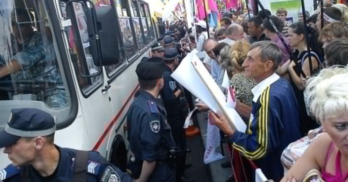 Перед Печерським судом в Києві, де слухається газова справа Тимошенко, зібралися тисячі прибічників екс-прем&#039;єра. / © tymoshenko.ua