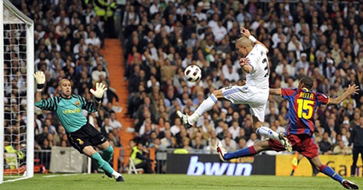 Іспанія, Мадрид. Португальський захисник мадридського "Реала" Пепе б&rsquo;є по м'ячу під час матчу між "Реалом" і "Барселоною" на стадіоні "Сантьяго Бернабеу" в Мадриді. / © AFP