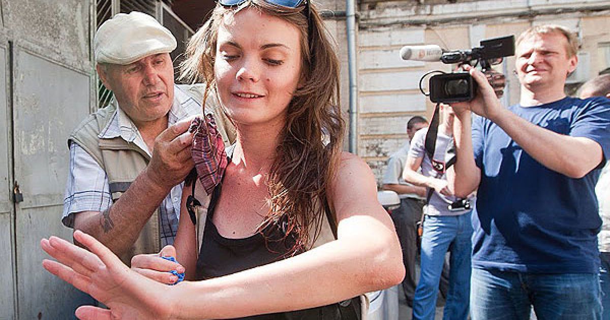 П&#039;ятеро міліціонерів встигли вхопити двох активісток руху FEMEN і склали на них протокол "за дрібне хуліганство".
