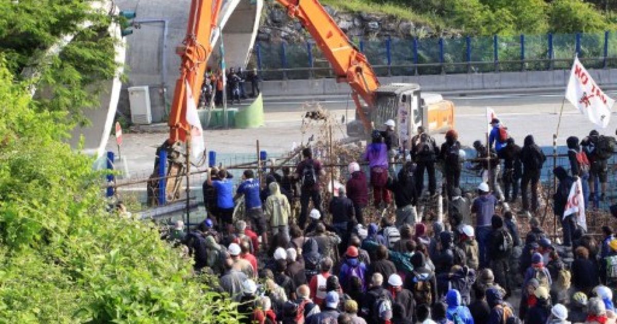 Сотні італійців, протестуючи проти будівництва залізниці, побилися з поліцією / © AFP