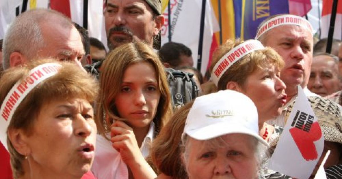 Чоловік Юлії Тимошенко Олександр та дочка Євгенія з чоловіком Шоном Карром приїхали підтримати екс-прем&rsquo;єра до будівлі Печерського суду. / © УНІАН