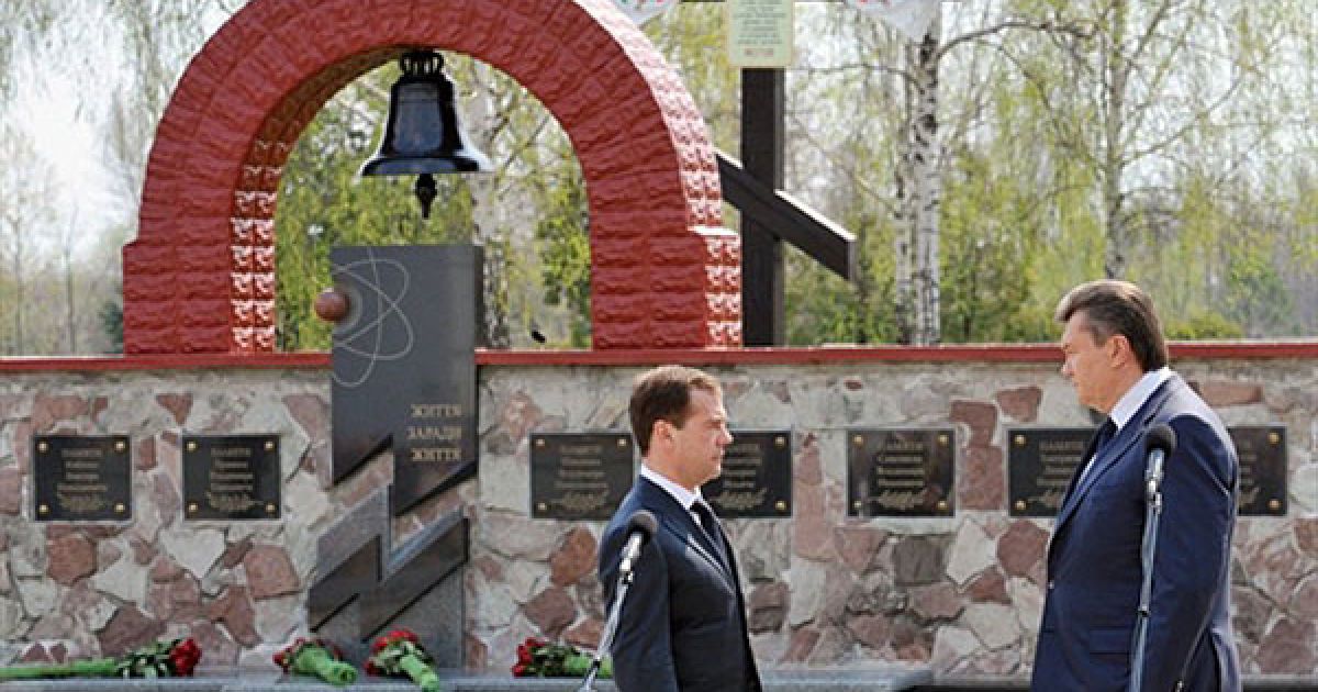 Віктор Янукович та Дмитро Мєдвєдєв відвідали меморіальний комплекс "Зірка Полин"