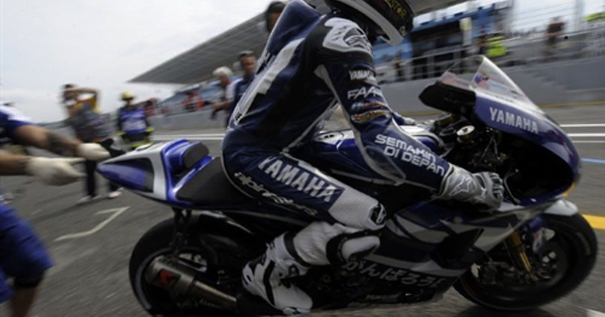 Португалія, Ешторіл. Член команди Yamaha Factory Racing Хорхе Лоренцо виїжджає з піт-стопу під час першого дня вільної практики на португальському етапі змагань Moto GP. / © AFP