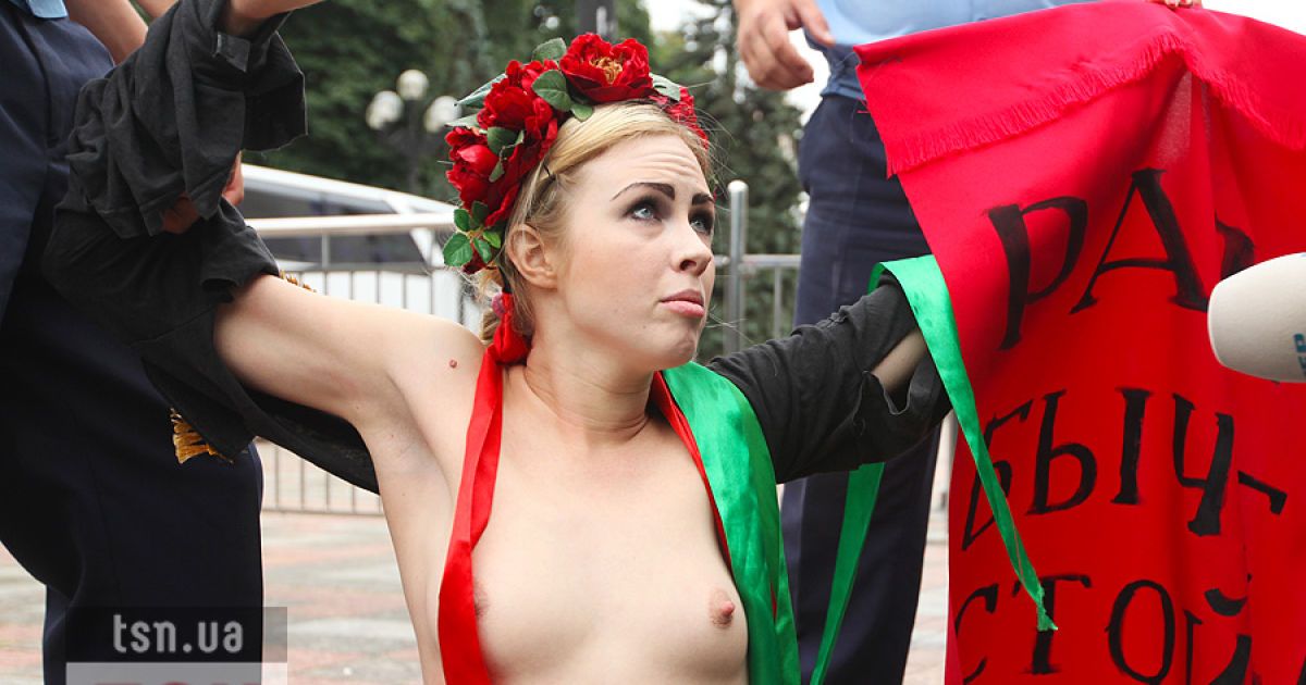 Активістки FEMEN влаштували під Верховною радою топлес-протест "Депутат, не бикуй!" проти пенсійної реформи.