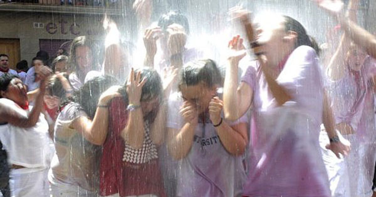 В іспанській Памплоні почався фестиваль Сан-Фермін, відомий своїми розвагами, забігами з биками та коридою. / © AFP