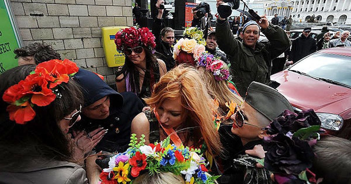 Активістки жіночого руху FEMEN не дають хлопцю забрати свою дівчину, яка брала участь в акції "Фашизофренія" / © Жіночий рух FEMEN