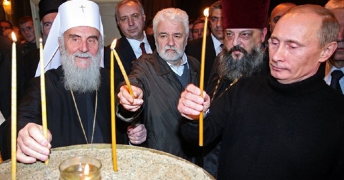 Путін поставив свічки за здоров'я і упокій жертв бомбардувань Югославії в 1999 році. / © AFP