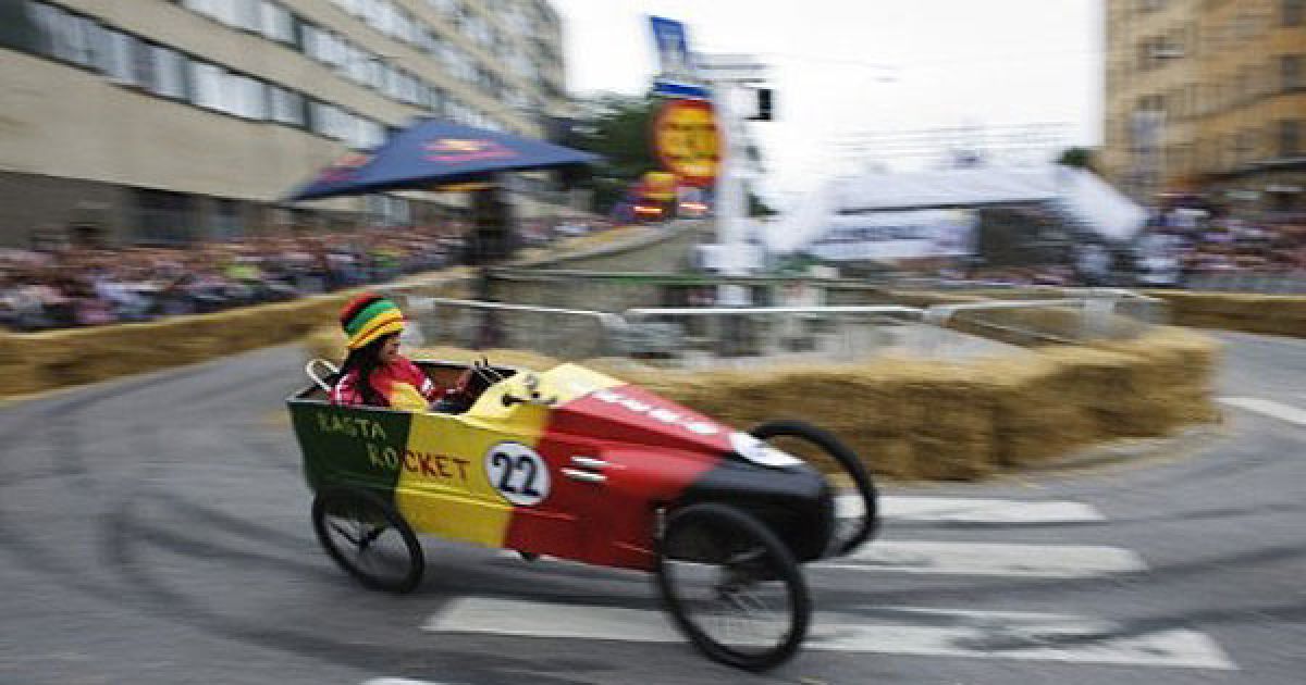 В Стокгольмі провели перегони на саморобних "мильницях" Stockholm Red Bull Soapbox 2011. / © AFP
