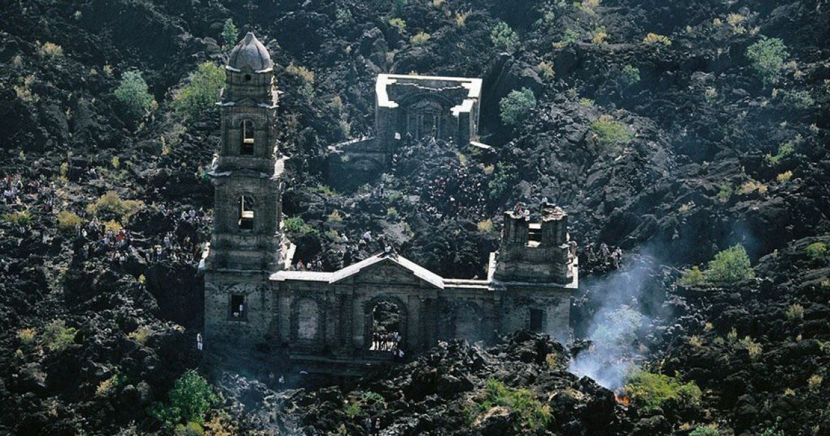 Зруйнована після виверження вулкану Парікутін церква San Juan Parangaricutiro у Мексиці / © Yann Arthus-Bertrand