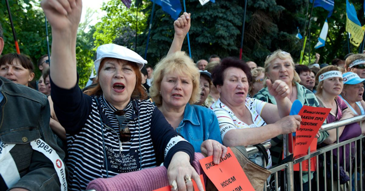 У Весняному марші протесту, який організувала опозиція біля Верховної ради беруть участь близько 3500 тисяч осіб.