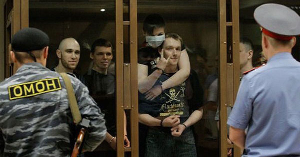 Росія, Москва. У Москві завершився суд над бандою неонацистів. П&#039;ятьох членів банди неонацистів засудили до довічного ув&#039;язнення у справі про 27 вбивств, замах на вбивство і спробу теракту. Після оголошення вироку обвинувачені вигукнули: "Наша совість вище ваших законів". / © AFP