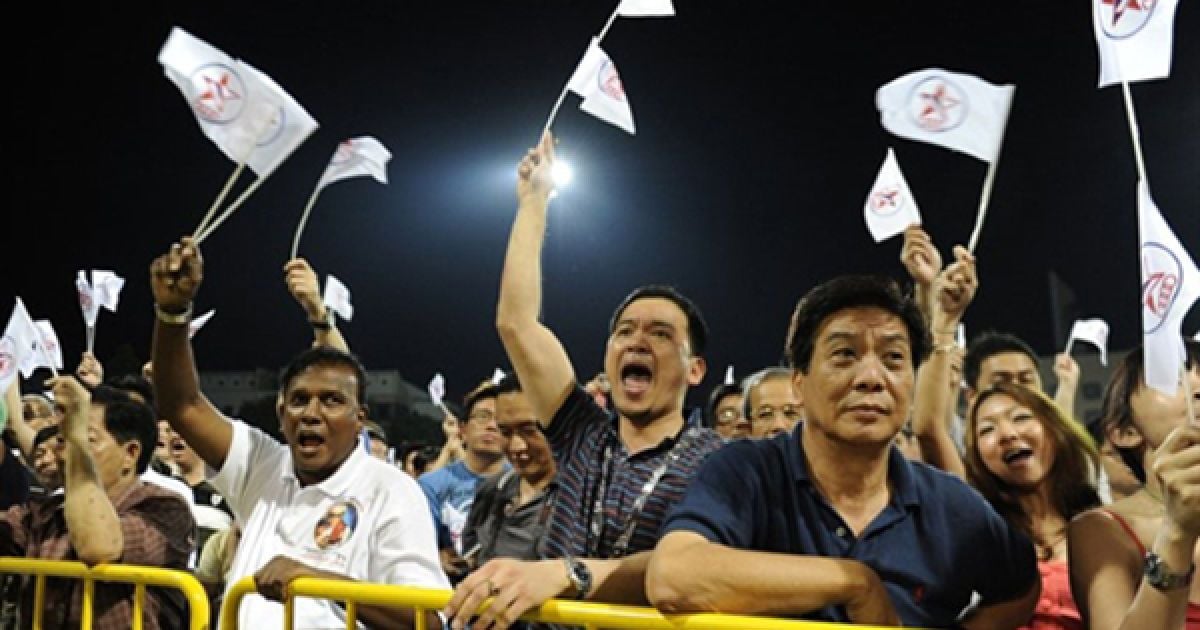 Сінгапур. Мітинг прихильників опозиційної Народної партії Сінгапуру на стадіоні "Бішен". У разі своєї перемоги на загальних виборах, які відбудуться 7 травня, Народна партія обіцяє прийняти нову версію закону про імміграцію, яка буде надавати менше прав іммігрантам. / © AFP