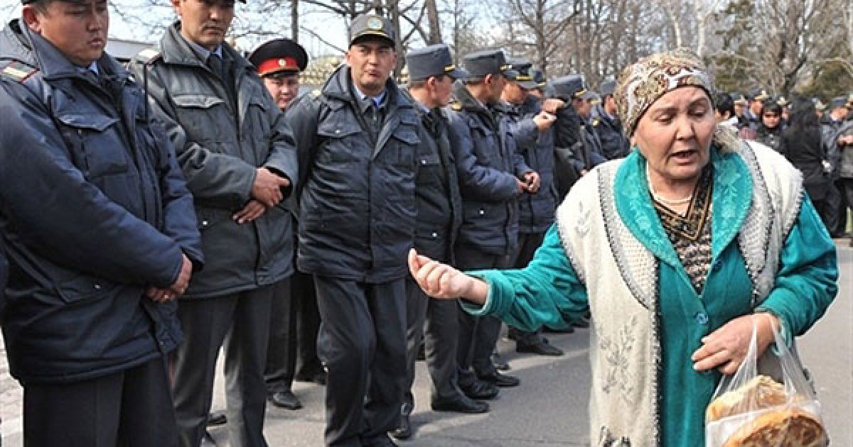 Киргизстан, Бішкек. Родичі ув&#039;язнених, які почали голодування у в&#039;язницях Киргизстану, розмовляють з правоохоронцями під час акції протесту в Бішкеку. Близько 100 людей зібралися перед будівлею уряду у столиці Киргизстану із вимогами помилувати ув&#039;язнених і переглянути їхні кримінальні справи. / © AFP