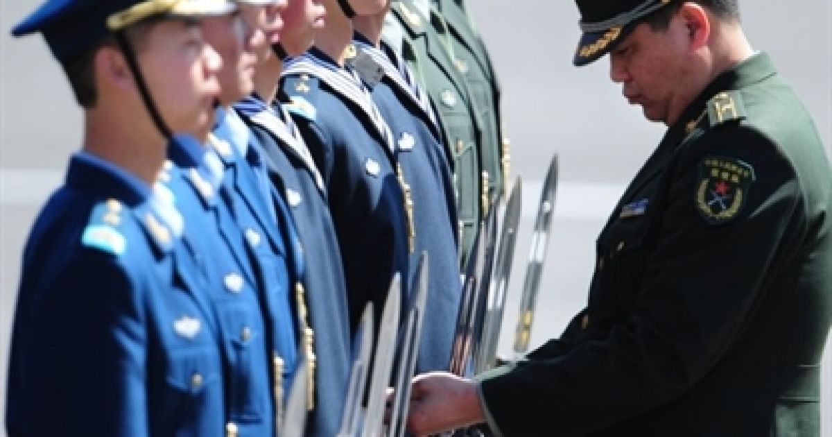Китай, Пекін. Офіцер перевіряє форму китайської почесної варти перед прибуттям до Пекіна президента Бразилії Ділми Руссефф із першим великим зарубіжним візитом з метою поліпшення відносин з країною, яка є найкращим торговим партнером Бразилії. / © AFP