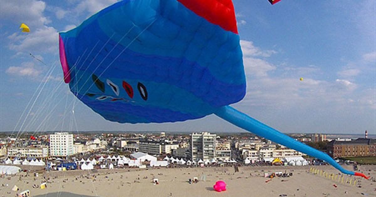 Франція, Берк. Найбільшого у світі повітряного змія запустили у повітря під час 25-го Міжнародного фестивалю повітряних зміїв у місті Берк-сюр-Мер у північній Франції. / © AFP