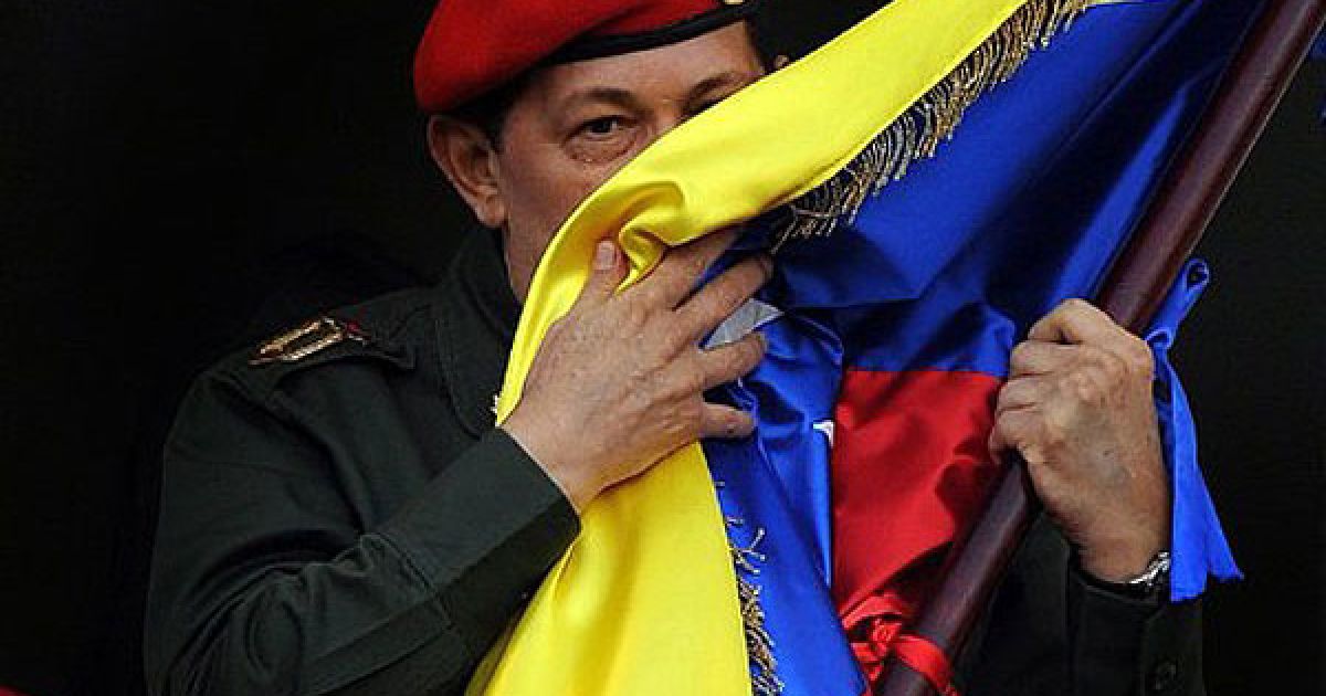 Венесуела, Каракас. Президент Венесуели Уго Чавес цілує венесуельський національний прапор під час виступу у президентському палаці Мірафлорес в Каракасі. Чавес повернувся до Венесуели після трьох тижнів лікування на Кубі, де йому видалили ракову пухлину. / © AFP