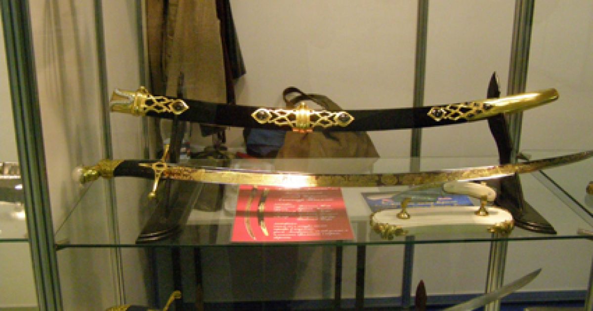 Лезо розмальоване зображеннями визначних місцин Антрациту / © museum-ukraine.org.ua