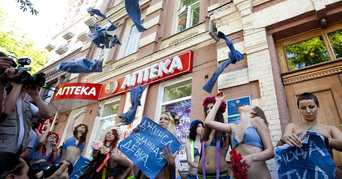 Жіночий рух FEMEN провів акцію "Геть джинсу!", присвячену Дню журналістики.