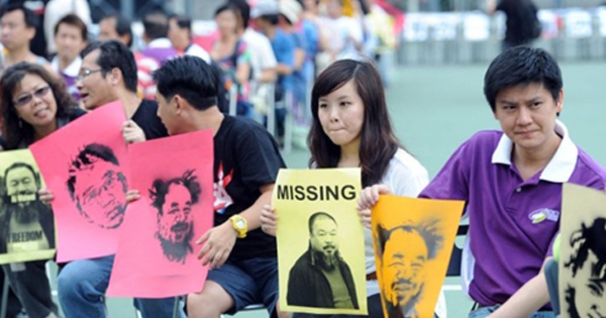 Китай, Гонконг. Члени китайських правозахисних організацій виклали величезний ієрогліф "в&rsquo;язниця" під час акції протесту з вимогою звільнення з-під варти видатного китайського художника Ай Вейвея. Вейвей, відомий своїми антикомуністичними поглядами, був заарештований 3 квітня. / © AFP