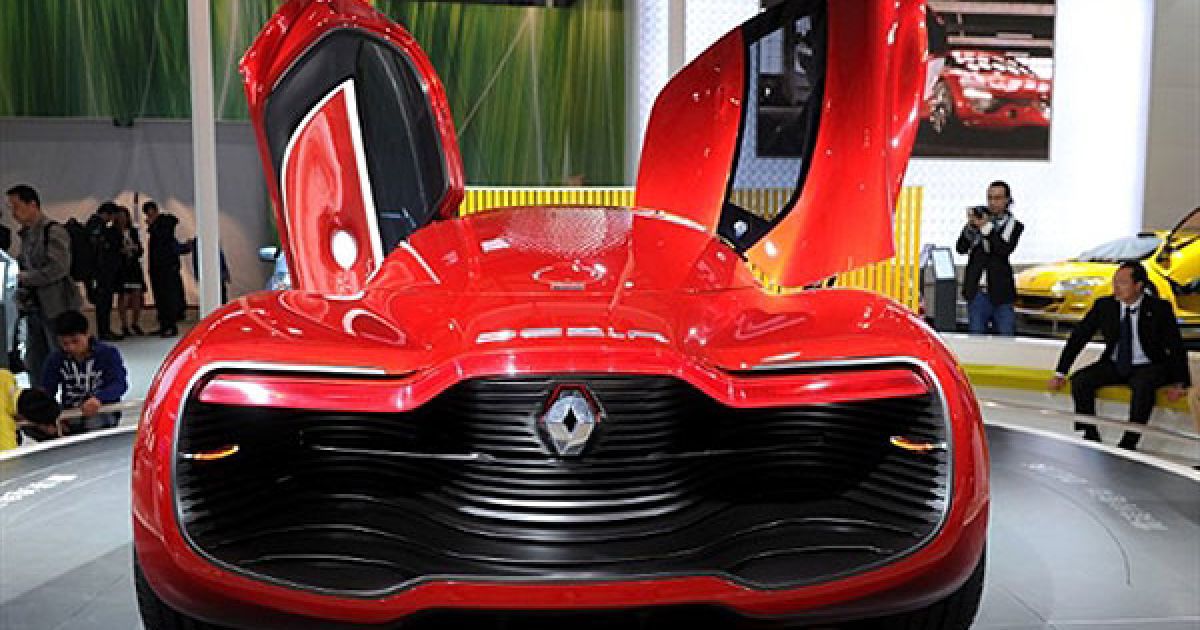 Китай, Шанхай. Концепт-кар Renault Dizir виставлено на міжнародному автосалоні в Шанхаї. Цього року на авто виставку привезли більше 2000 автомобілів і авто новинок з 20 країн світу. На автошоу в Шанхаї відбудеться 19 світових автопрем&#039;єр. / © AFP