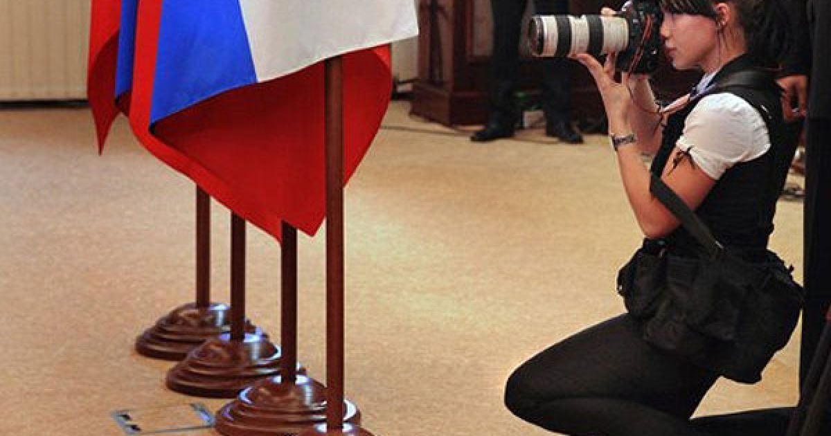 Росія, Москва. Новий особистий фотограф прем&rsquo;єр-міністра РФ Володимира Путіна Яна Лапікова знімає офіційний захід в Москві, в якому бере участь російський прем&rsquo;єр. Яна Лапікова &mdash;колишня модель і фіналістка конкурсу "Міс Москва 2008". / © AFP