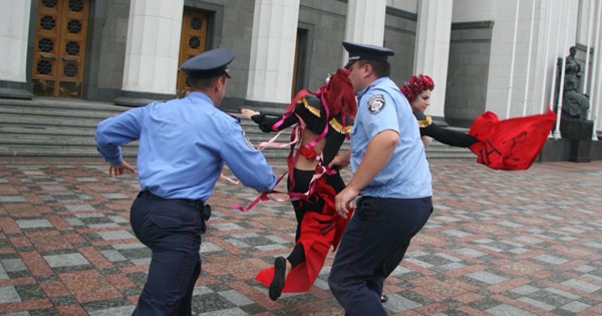 Активістки FEMEN влаштували під Верховною радою топлес-протест "Депутат, не бикуй!" проти пенсійної реформи. / © Жіночий рух FEMEN