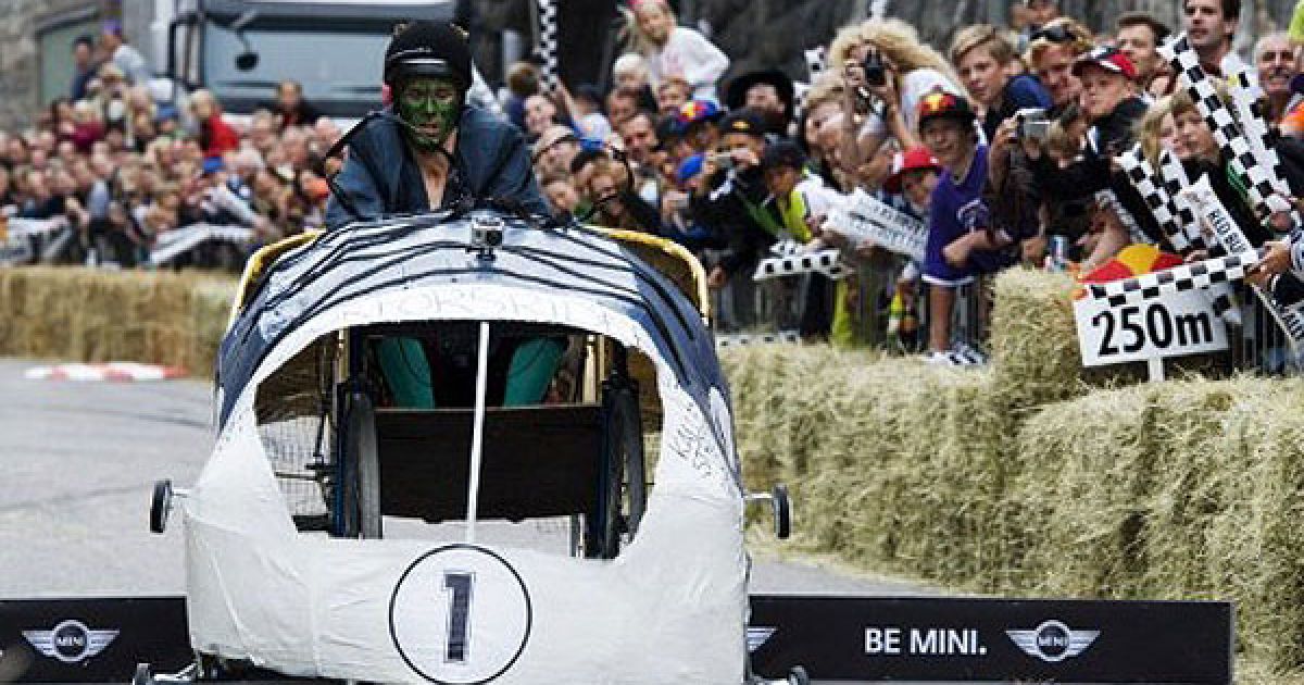 В Стокгольмі провели перегони на саморобних "мильницях" Stockholm Red Bull Soapbox 2011. / © AFP