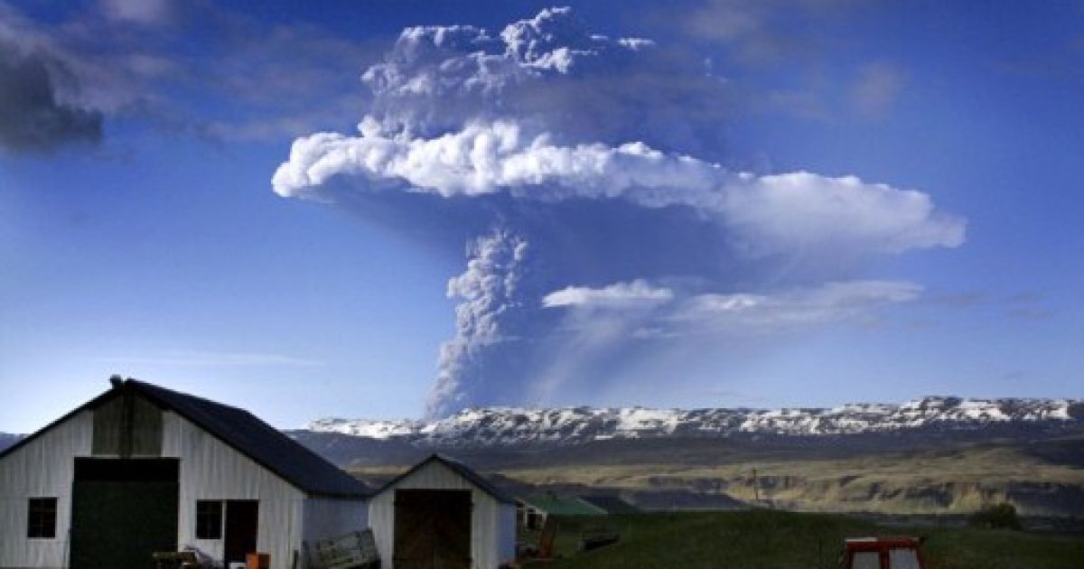 Ісландія, Грімсвотн. Хмара диму і попелу, яка піднімається від вулкану Грімсвотн в Ісландії, накрила територію в радіусі 11 км. Управління цивільної авіації Ісландії оголосило про закриття міжнародного аеропорту "Кефлавік" на невизначений термін і всього повітряного простору над країною. / © AFP