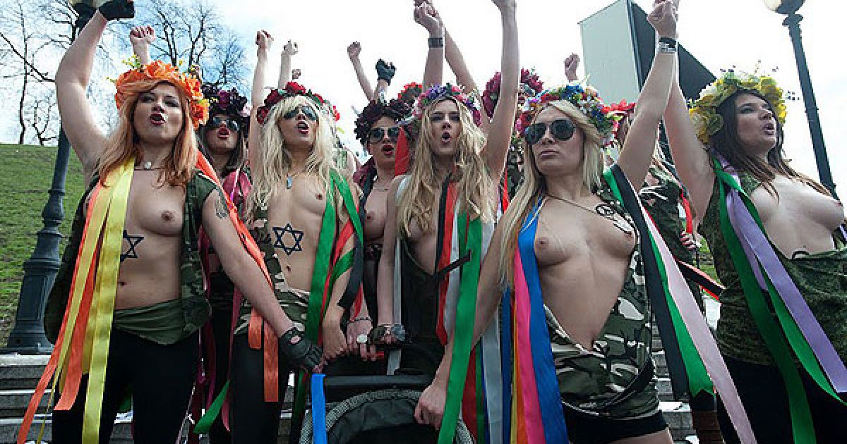 Рух FEMEN присвятив акцію "Фашизофренія" у Києві Міжнародному дню визволення в&#039;язнів фашистських концтаборів. / © Жіночий рух FEMEN