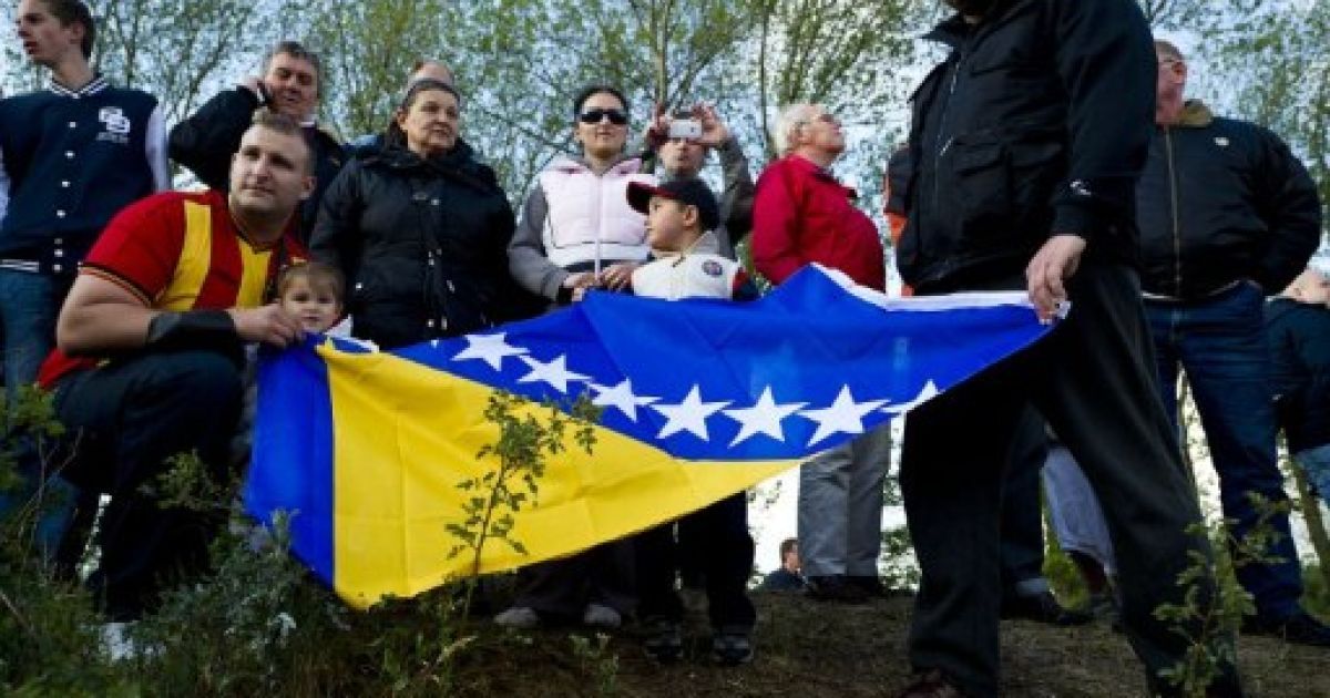 В Сербії залишається чимало людей, які вважають Ратко Младіча героєм, і акції протесту проти його видачі тривають. / © AFP