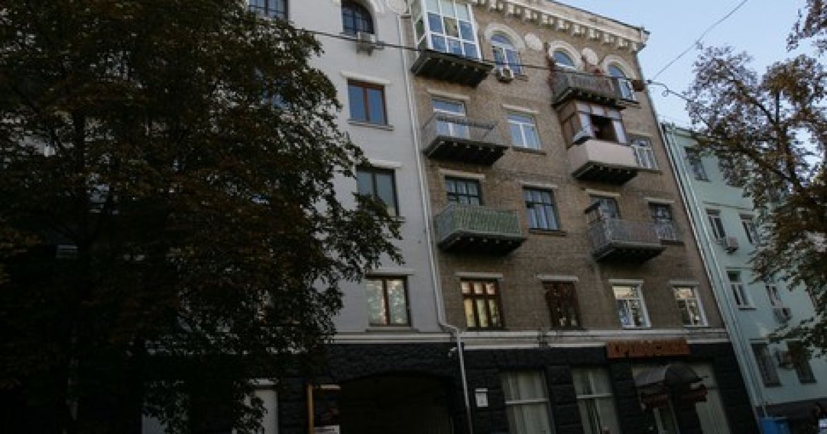 Стеля в квартирі в центрі Києва впала і переламала ноги пенсіонерці.
