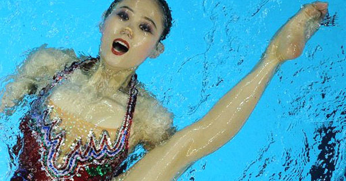 Китай, Шанхай. Північно-корейська спортсменка Ван Ок Ген виступає під час фінальних індивідуальних змагань з синхронного плавання на чемпіонаті світу FINA у Шанхаї. / © AFP