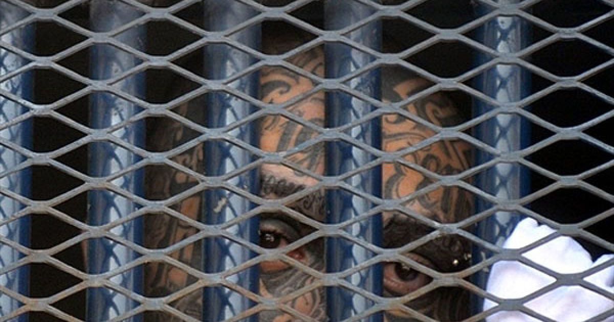Гватемала, Гватемала Сіті. Лідер вуличної банди "Мара 18", Марлон Мартінес, виглядає із автомобіля, на якому його привезли до суду Торре де Трібуналес у Гватемалі. Члени банди були засуджені до 47 років ув&#039;язнення за вбивство Хорхе Зима, викладача виправної установи Etapa II. / © AFP