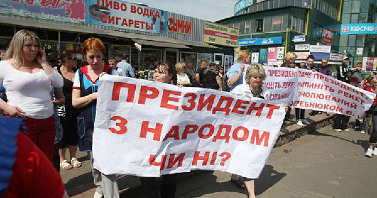 Близько 50 підприємців зробили спробу перешкодити демонтажу кіосків вздовж Броварського проспекту. Кілька активістів були затримані. / © УНІАН