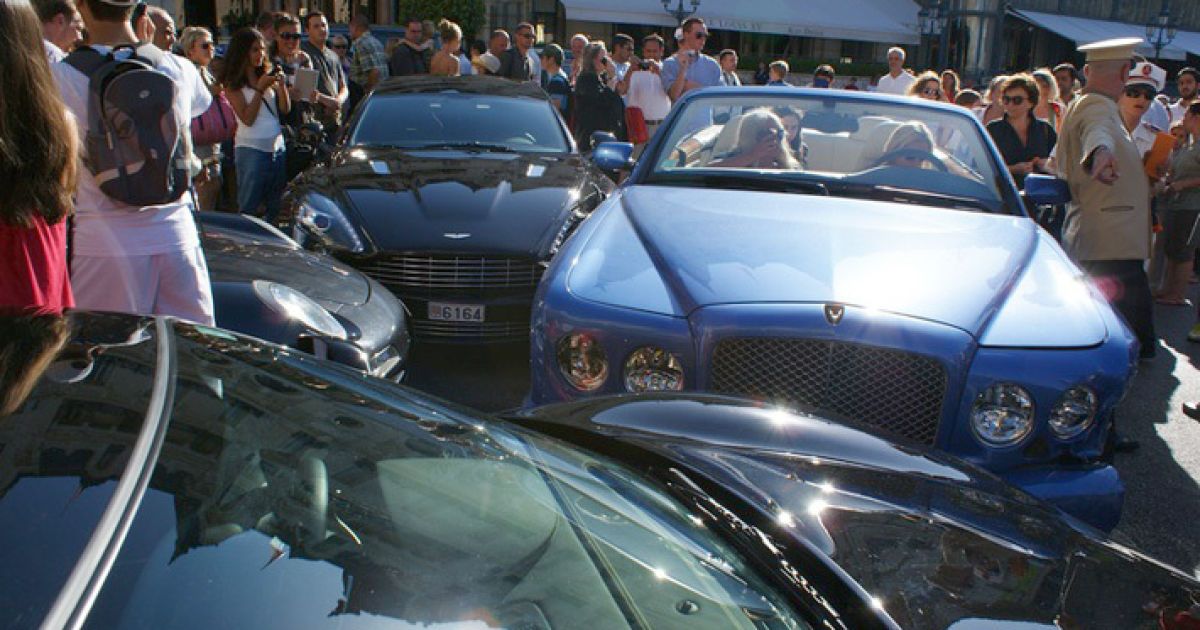 В Монако Дівчина за кермом Bentley переплутала педалі і врізалась в Aston Martin, а потім в Mercedes, Ferrari і Porsche. Фото dr.cat з місця подій / © forum.onliner.by