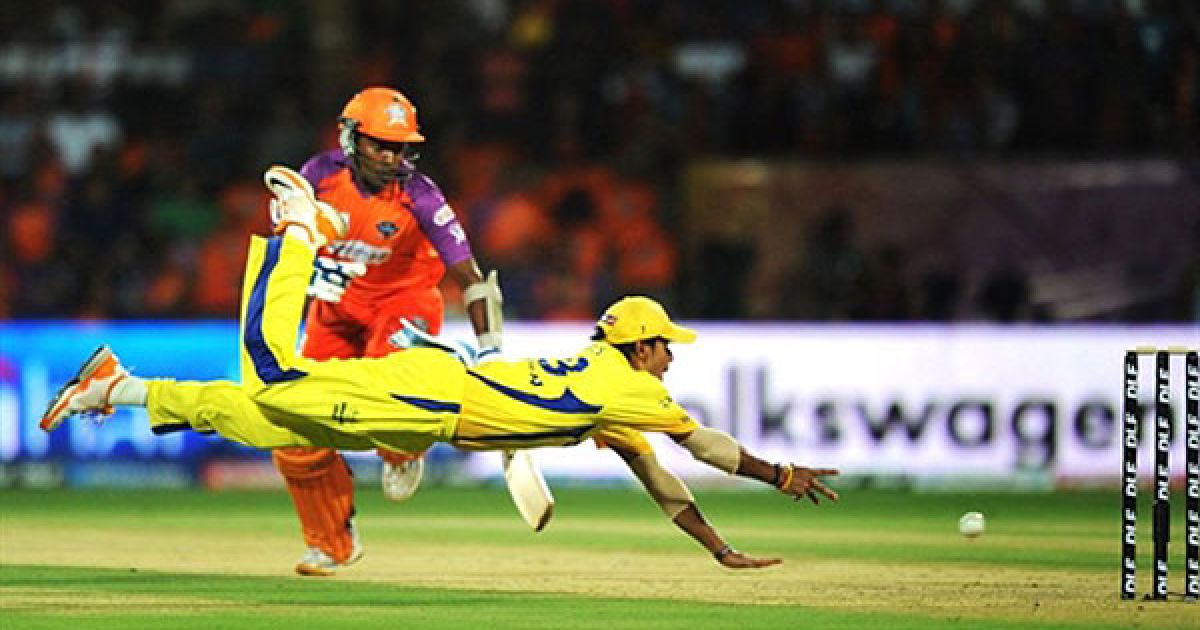 Індія, Кочі. Гравець "Chennai Super Kings" стрибає за м&rsquo;ячем під час гри міжнародного матчу з крикету між "Chennai Super Kings" та "Kochi Tuskers Kerala" на стадіоні Джавахарлала Неру у Кочі. / © AFP