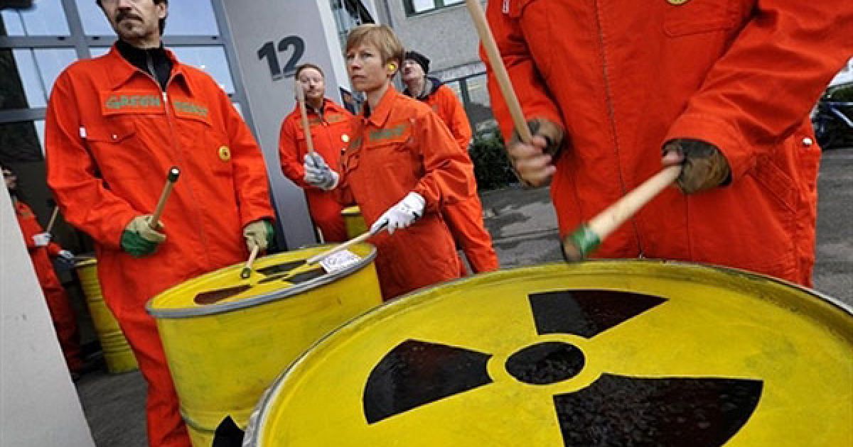 Швейцарія, Олтен. Активісти руху "Грінпіс" протестують перед штаб-квартирою швейцарської фірми Alpiq. Вони закликали керівництво компанії припинити будівництво нових АЕС в Швейцарії. / © AFP