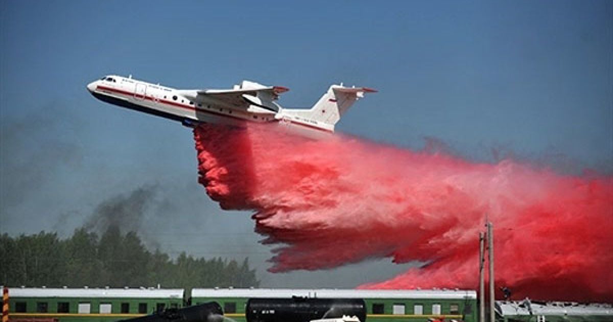 Росія, Ногинськ. Російський літак-амфібія Бєрієв Бе-200 розбризкує вогнезахисний порошок на зону горіння під час наземних і повітряних протипожежних навчань у рятувальному навчальному центрі МНС Росії в Ногінську.