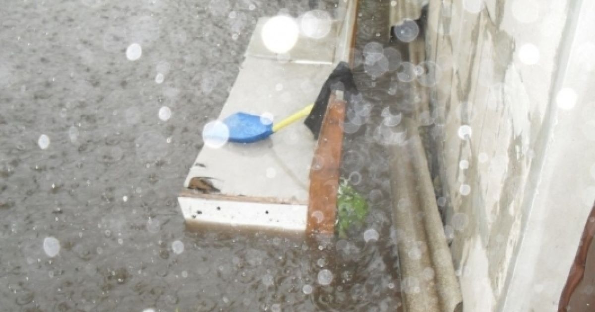 Через сильний дощ підтопило мікрорайон Бортничі, води було по коліно, затопило сараї та будинки. / © Gazeta.ua