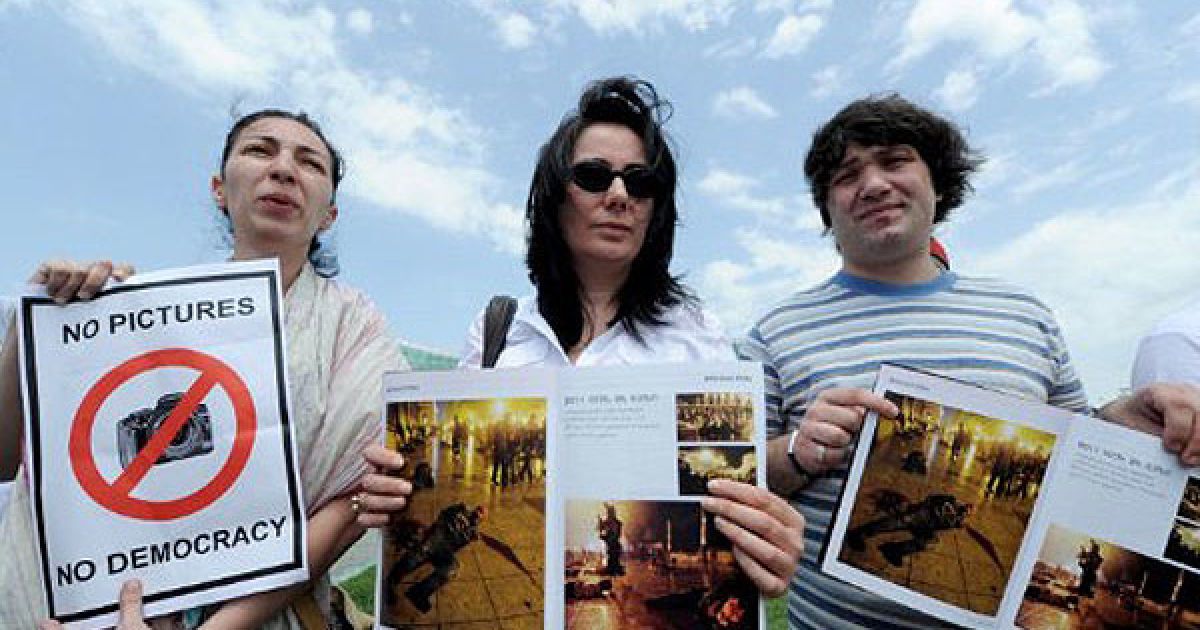Грузія, Тбілісі. Фотографи беруть участь в акції протесту перед будівлею МВС Грузії в Тбілісі. Дві популярні грузинські газети "Алія" і "Резонанси" вийшли з чорними квадратами замість облич державних чиновників, на знак підтримки групи фоторепортерів, заарештованих за звинуваченням у шпигунстві. / © AFP