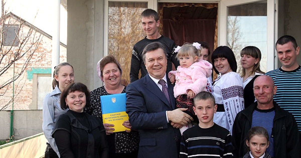 Президент вручив дружині фермера державну відзнаку "Мати-героїня", адже у родині Паламарчуків виховується восьмеро дітей. / © President.gov.ua