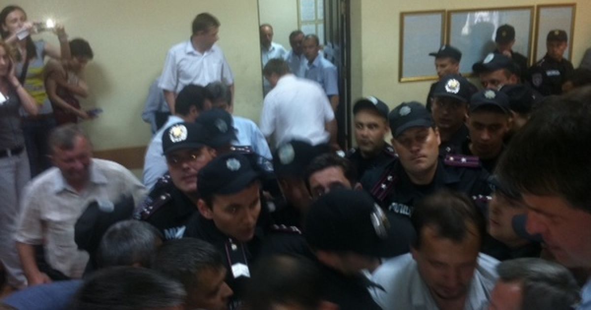 Під час розгляду справи Юлії Тимошенко в залі суду сталася сутичка між бютівцями та нарядом підрозділу "Грифон". / © tymoshenko.ua