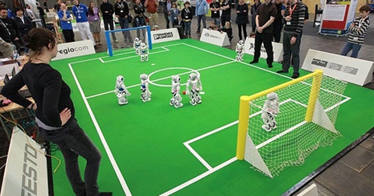 Німеччина, Магдебур. Учасники відкритого чемпіонату Німеччини RoboCup 2011 дивляться, як роботи змагаються між собою. У чемпіонаті беруть участь понад 50 команд з 10 країн. / © AFP