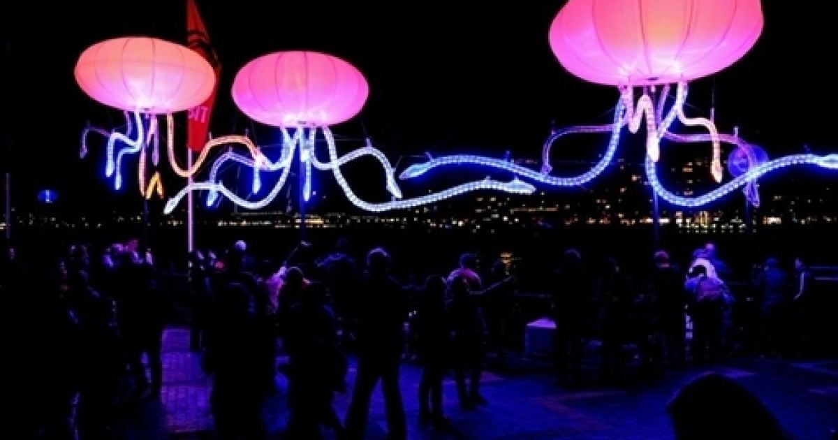 Австралія, Сідней. Глядачі проходять повз світлову інсталяцію під назвою "Jellight" під час запуску шоу Яскравий Сідней, яка є найбільшим фестивалем світла та музики у південній півкулі. / © AFP